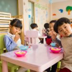 Kindergarten Kinder mit Erzieher